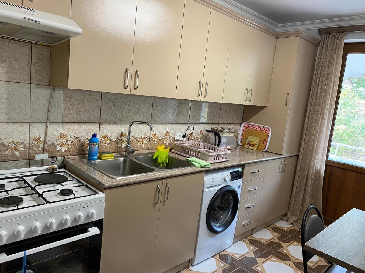 Lovely 2-Bedroom Apartment Near Ayb School Dilijan Exteriör bild